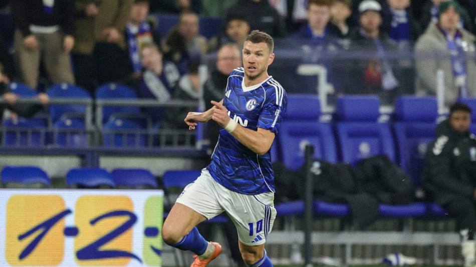 Auch Dzeko trifft: Schalke nach Torfestival wieder Erster