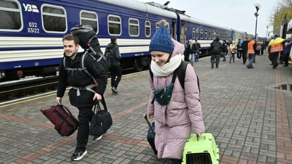 "Por fin libres", claman familias ucranianas reunidas tras la reapertura de estaci&oacute;n de tren en Jers&oacute;n