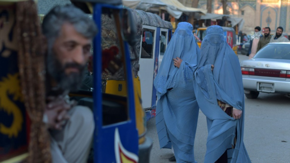 Talibanes ordenan a las afganas que usen en p&uacute;blico un velo que les cubra cuerpo y rostro 
