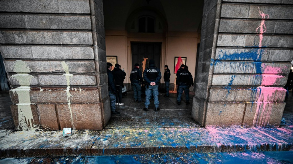 Activistas ambientales arrojan pintura a la entrada de La Scala de Mil&aacute;n