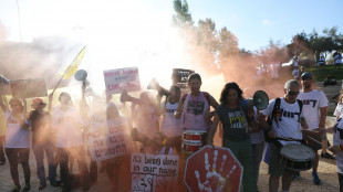 Manifestanti incendiano cassonetti intorno casa Netanyahu