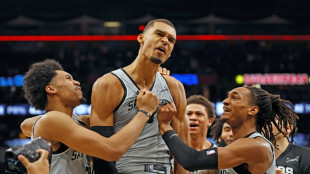 NBA: Wembanyama qualifie les Spurs pour les play-offs, James &eacute;gale un record avec les Lakers