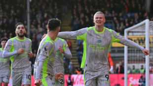 Arsenal battle to stay top of Christmas charts