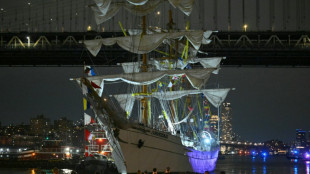 Un voilier de la marine mexicaine heurte le pont de Brooklyn à New York