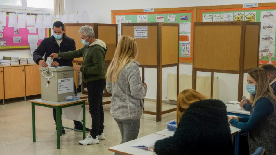 Les Chypriotes votent pour &eacute;lire leur pr&eacute;sident dans un scrutin serr&eacute;