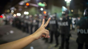 Pol&iacute;cia de Phoenix &eacute; apontada por uso excessivo da for&ccedil;a e discrimina&ccedil;&atilde;o