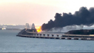 Explosi&oacute;n de un cami&oacute;n bomba destruye parte del estrat&eacute;gico puente de Crimea