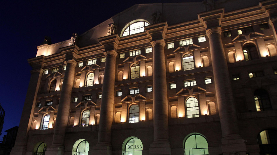 Borsa: Milano si salva in chiusura (+0,13%), crolla Stellantis