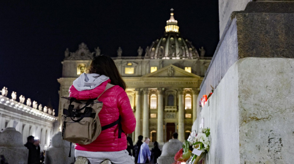 Terminato l'afflusso dei fedeli alla salma del Papa