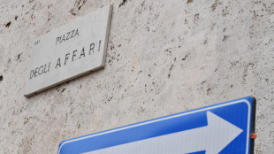 Borsa: Milano incerta, bene i petroliferi, gi&ugrave; Stm e Iveco