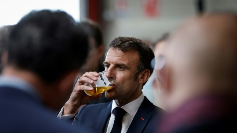 Macron trinkt ein Bier auf ex und l&ouml;st Kritik und Spott aus