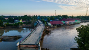 Militares auxilian a v&iacute;ctimas de inundaciones en Asia, que dejan m&aacute;s de mil muertos