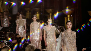 Elie Saab trae noches doradas de verano a Par&iacute;s y la IA se cuela en un desfile de alta costura