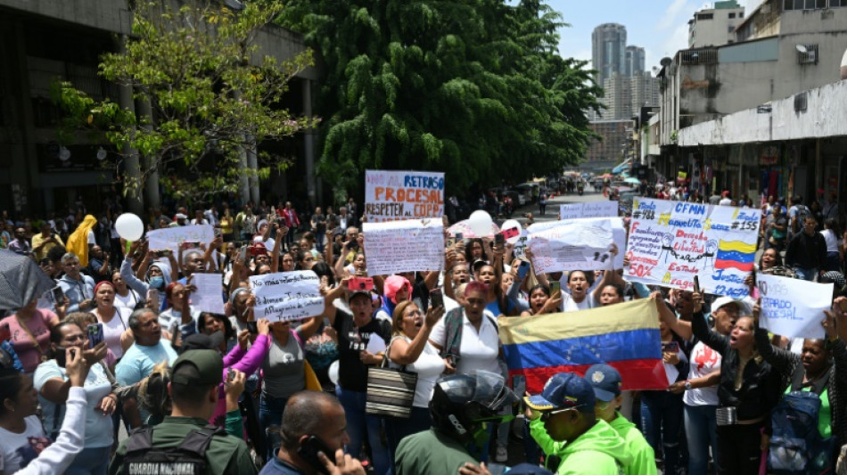 'Queremos respostas': parentes de presidi&aacute;rios em greve de fome protestam em Caracas