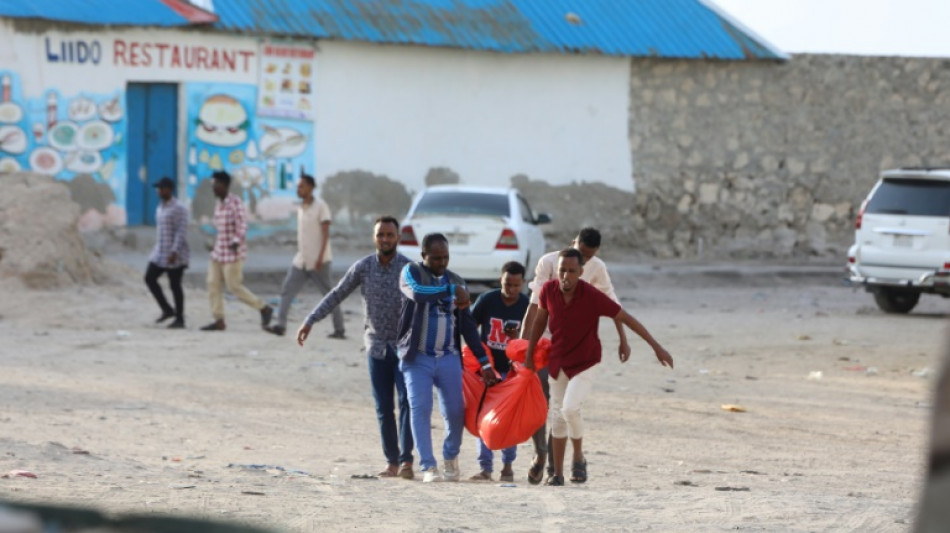 Atentado islamista em praia da Som&aacute;lia deixa mais de 30 mortos