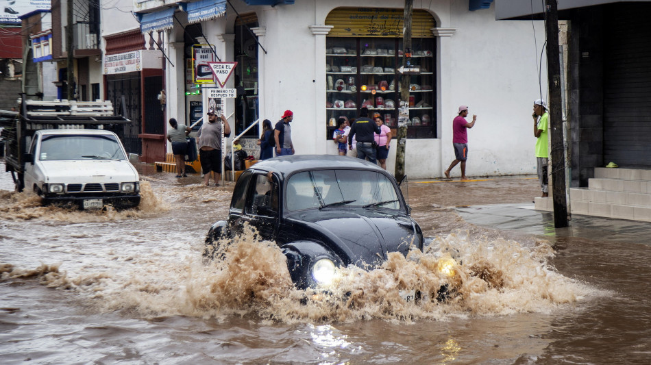 Messico, l'uragano Erick ha danneggiato 26.000 abitazioni