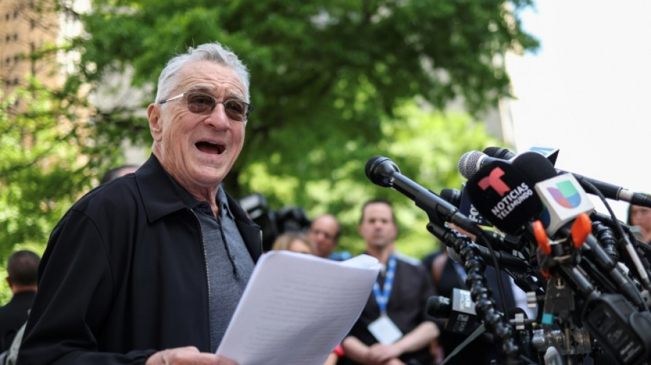 De Niro chama Trump de 'palha&ccedil;o' em frente a tribunal e pede votos para Biden