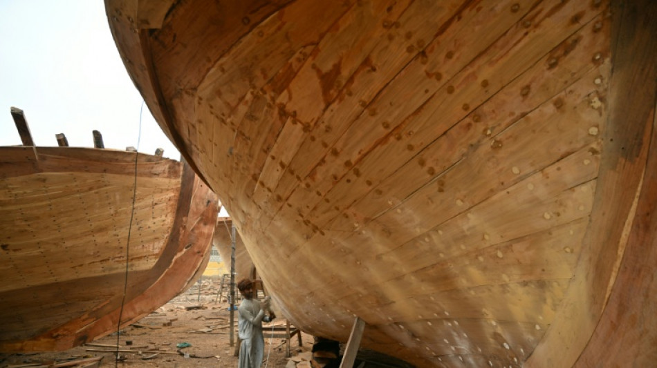 Au Pakistan, des artisans maintiennent &agrave; flot la construction manuelle de bateaux de p&ecirc;che