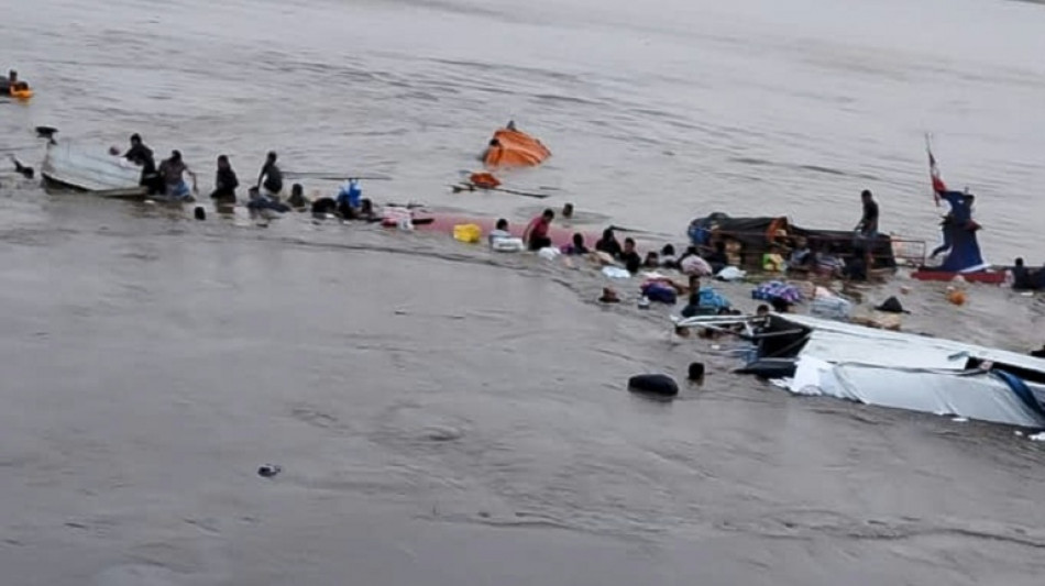 Marinha peruana realiza buscas por desaparecidos ap&oacute;s deslizamento que deixou 12 mortos