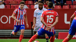 Atlético de Madrid vence Sevilla nos acréscimos (2-1) e segue vivo no Espanhol