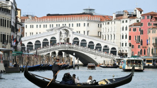 Un barco robado por una mujer choca contra el puente de Rialto en Venecia