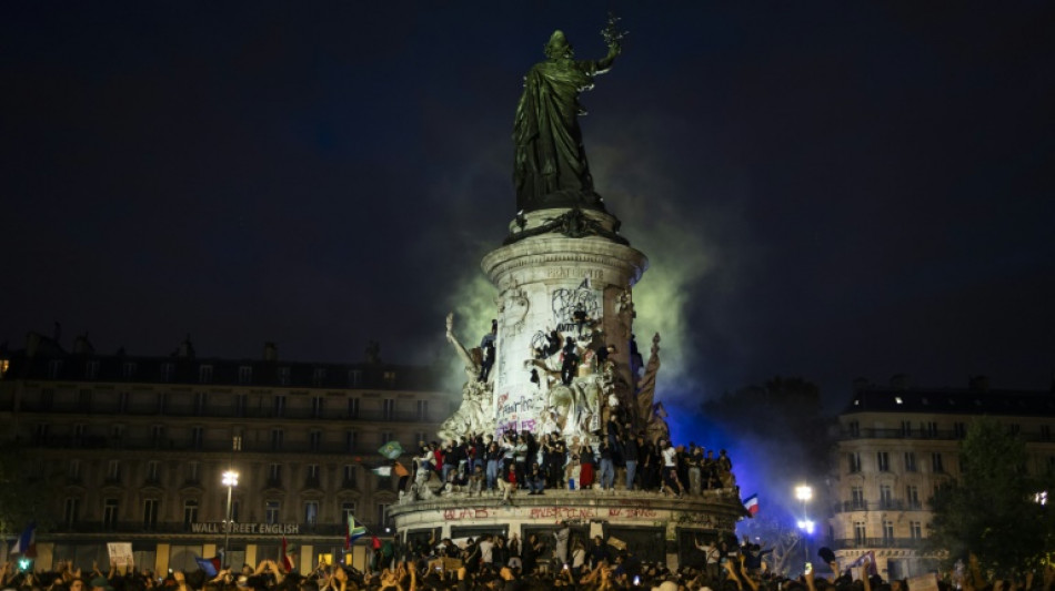Fran&ccedil;a tenta superar a incerteza pol&iacute;tica depois de derrotar a extrema direita