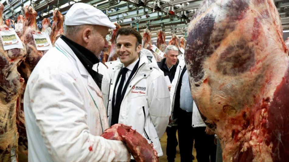 A Rungis, Macron d&eacute;fend sa r&eacute;forme des retraites et agite "un d&eacute;bat sur le travail"