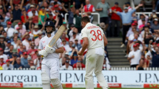 Hook-happy England give away their wickets in 2nd Ashes Test