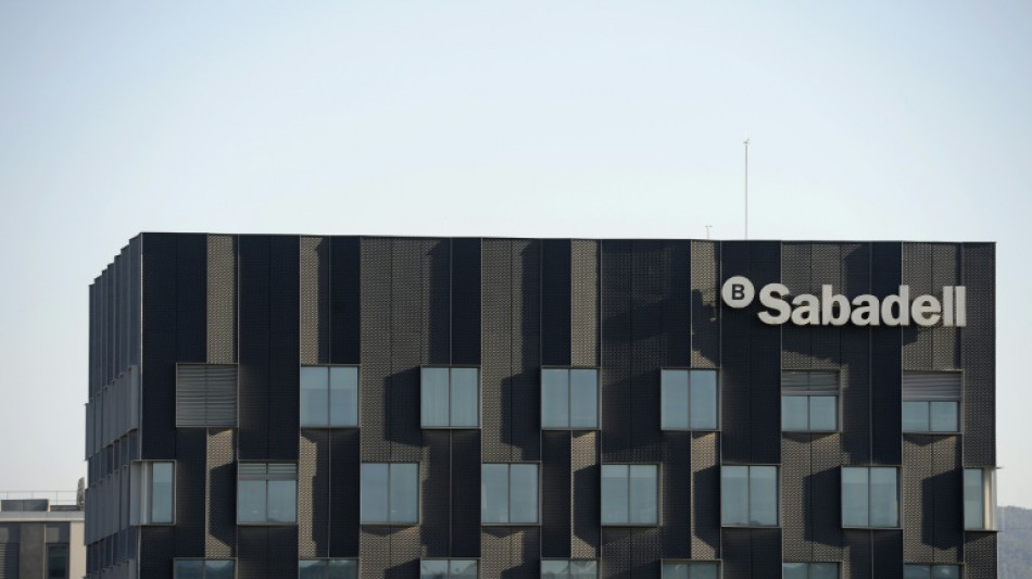 El banco español BBVA anuncia el pago de un dividendo excepcional en plena opa por su rival Sabadell