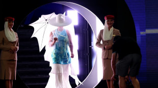 Naomi Osaka impacta en el Abierto de Australia con sombrero, velo y sombrilla