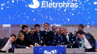 Bolsonaro sella privatizaci&oacute;n de Eletrobras con toque de campana en bolsa paulista
