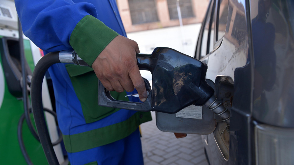La benzina schizza sopra 2 euro al litro