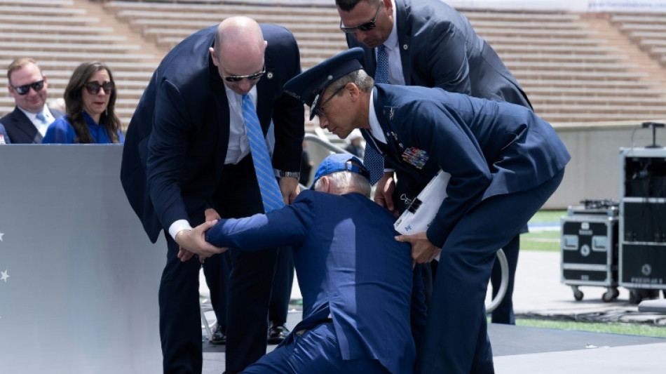 Biden st&uuml;rzt auf B&uuml;hne bei Air-Force-Graduiertenfeier