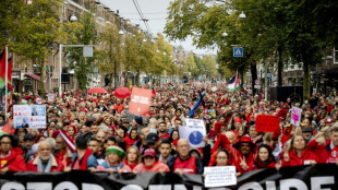 Multidão se veste de vermelho em Amsterdã em apoio aos palestinos