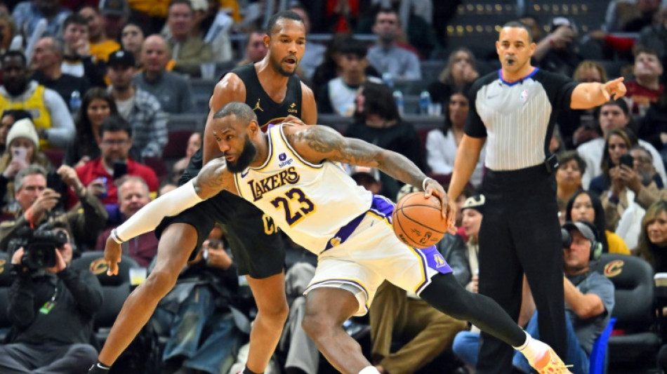 Lakers edge Cavs on road, 76ers hold off Thunder