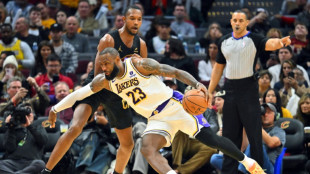 Lakers edge Cavs on road, 76ers hold off Thunder