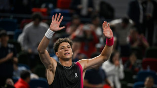 Roaring Shelton fights back to reach Shanghai last eight