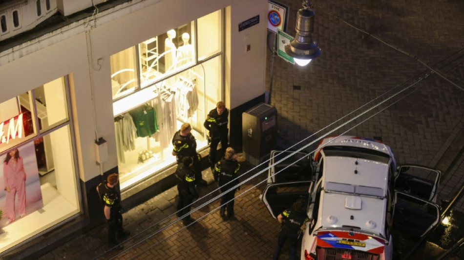 Gunman takes people hostage at Amsterdam Apple store