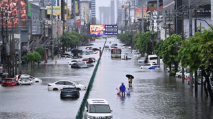 Bangkok floods force thousands into shelters