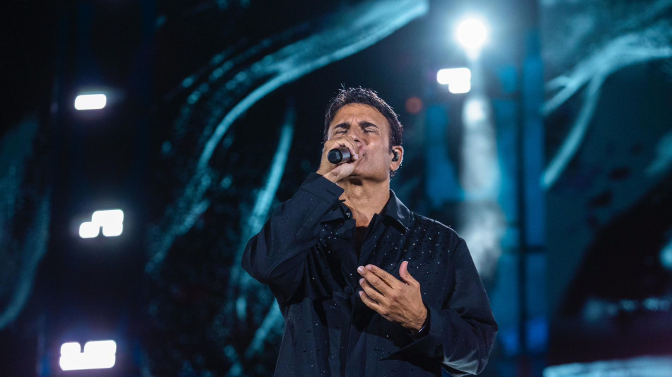 Sal Da Vinci, "Rossetto e caffè" conquista Piazza Plebiscito