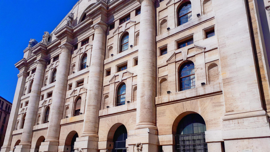 Borsa: Milano chiude in rialzo (+0,42%), sprint di Campari e Tim