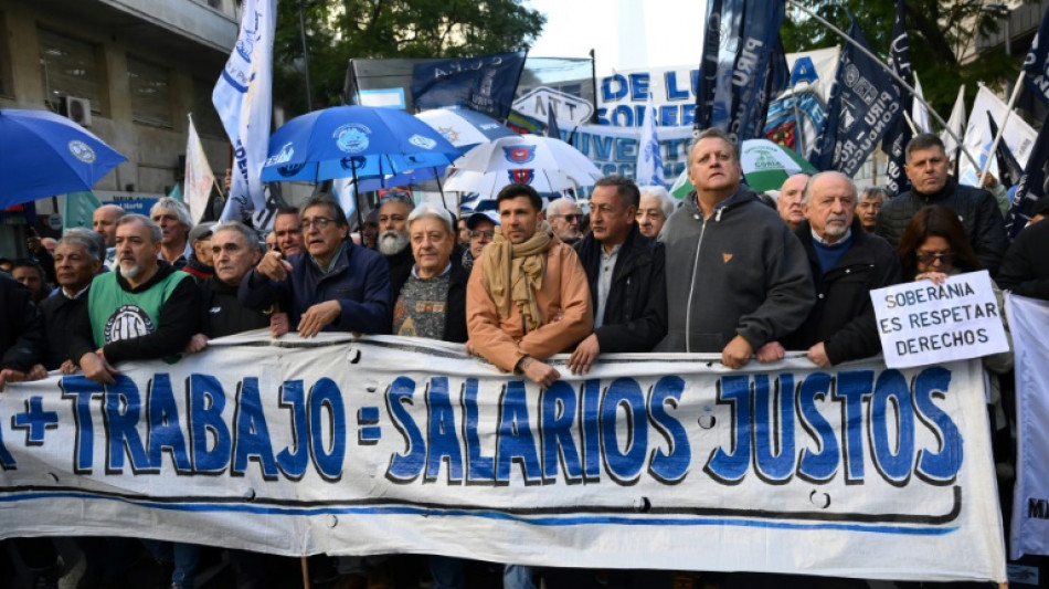 Argentine: retraités et enseignants manifestent, le gouvernement supprime un jour férié