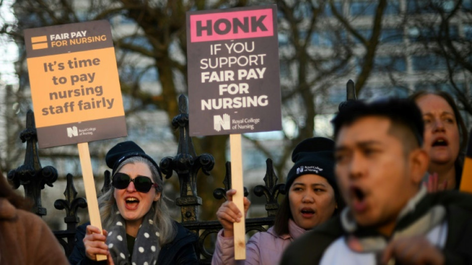 Krankenpfleger und Rettungspersonal in Gro&szlig;britannien streiken erstmals gemeinsam