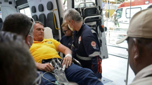 Bolsonaro diz estar 'se recuperando' após ser hospitalizado com dores abdominais
