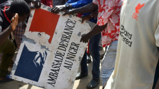 Etwa 100 ausreisewillige Franzosen warten in Niamey auf den Abflug