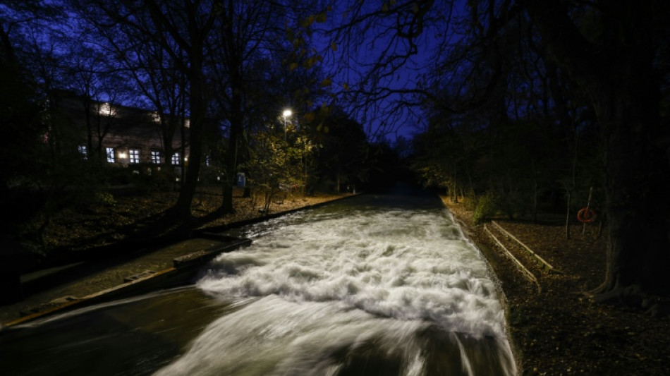 Feuerwehr baut provisorische Eisbachwelle in M&uuml;nchen wieder ab