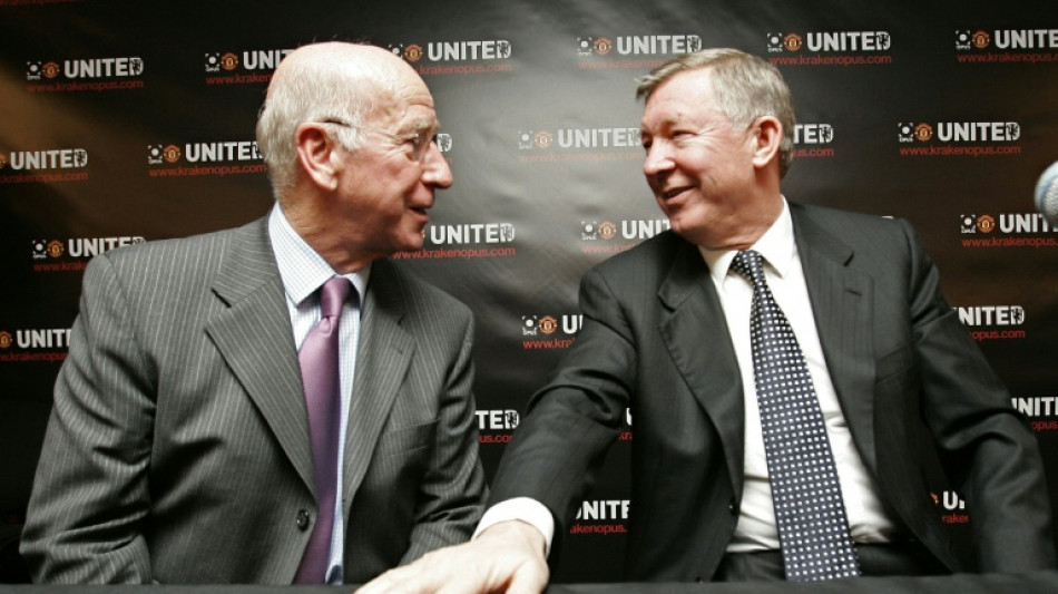 Ferguson pays tribute to 'tower of strength' Bobby Charlton