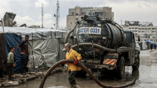 Empapados y desplazados, los gazatíes se preparan para un invierno bajo las carpas