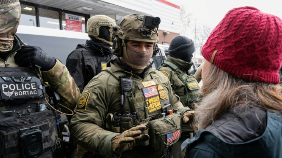 Manifestantes desafiam opera&ccedil;&otilde;es contra imigrantes em Minneapolis ap&oacute;s deten&ccedil;&atilde;o de crian&ccedil;a