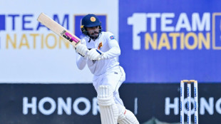De Silva leads Sri Lanka's fight against Pakistan in Galle Test